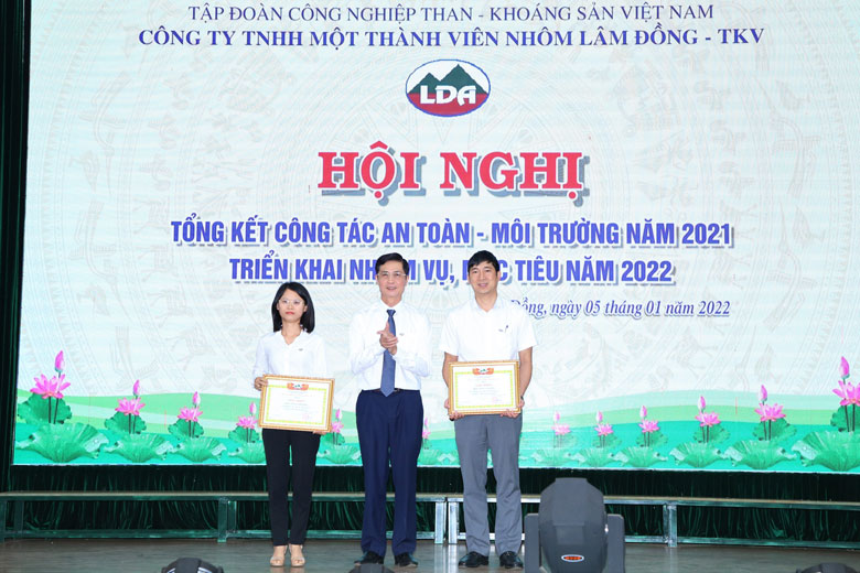 Trao thưởng cho các tập thể xuất sắc thực hiện tốt công tác an toàn VSLĐ - môi trường 
