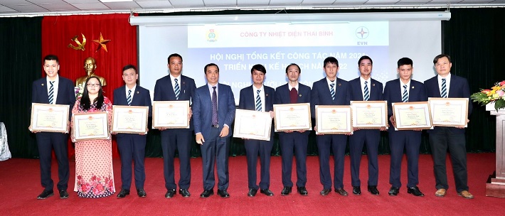 Ông Ngô Sơn Hải - Phó Tổng Giám đốc EVN trao bằng khen cho các cá nhân  đạt thành tích xuất sắc năm 2021