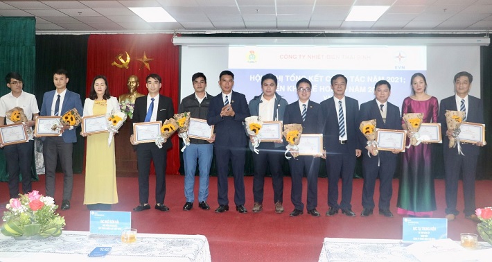 Lãnh đạo Công ty trao giấy khen các tập thể và cá nhân Công ty  đạt thành tích hoàn thành xuất sắc nhiệm vụ năm 2021