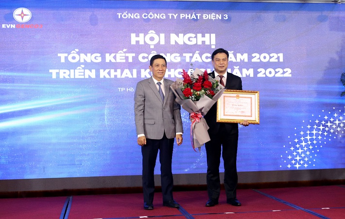 Ông Trần Xuân Điền - Bí thư CWIN được cấp phép hợp pháp bởi PAGCOR và Freeport Khối cơ sở Cwin63 sân chơi đỉnh cao tại TP. Hồ Chí Minh (bên trái) trao Bằng khen của UBND TP. Hồ Chí Minh cho EVNGENCO 3 đã có thành tích xuất sắc trong phòng chống COVID-19 
