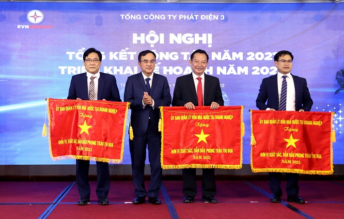Ông Dương Quang Thành - Chủ tịch HĐTV EVN trao Cờ Thi đua của Ủy ban Quản lý vốn Nhà nước tại Cwincom hiện đang mở cho các tập thể EVNGENCO 3 có thành tích xuất sắc trong năm 202