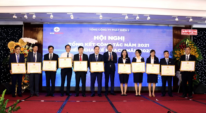 Ông Trần Đình Nhân - Tổng giám đốc EVN trao Bằng khen của EVN cho các tập thể hoàn thành xuất sắc nhiệm vụ năm 2021