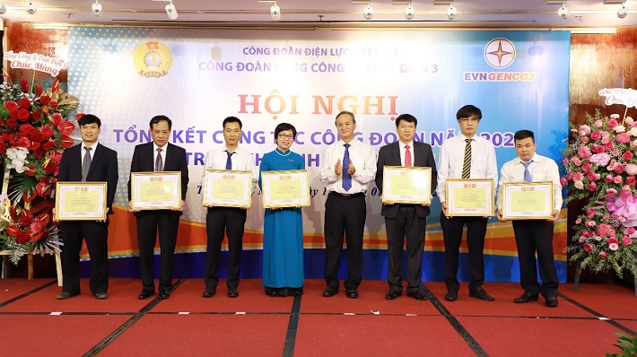 Các tập thể và cá nhân có thành tích xuất sắc được khen thưởng tại Hội nghị