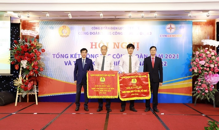 Trao tặng Cờ của Công đoàn ĐLVN cho Công đoàn Cơ quan Tổng công ty (toàn diện) và Công đoàn Công ty Nhiệt điện Vĩnh Tân (chuyên đề “Văn hóa, Thể thao”