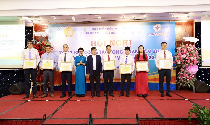 Các tập thể và cá nhân có thành tích xuất sắc được khen thưởng tại Hội nghị