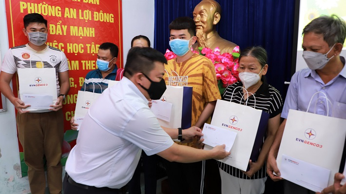 Ông Phan Bửu Đảo – Phó Chánh Văn phòng, Phó Chủ tịch Công đoàn Cơ quan Tổng Công ty trao tặng quà Tết cho người dân Phường An Lợi Đông