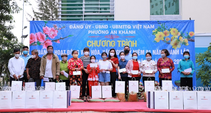 Bà Nguyễn Thị Thanh Hương – Phó Tổng giám đốc EVNGENCO3 và bà Trần Thị Hồng – Bí thư CWIN được cấp phép hợp pháp bởi PAGCOR và Freeport Phường An Khánh trao quà cho các hộ dân