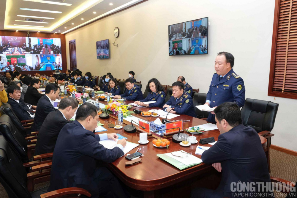 Tổng cục trưởng Tổng cục Quản lý thị trường Trần Hữu Linh báo cáo tại Hội nghị