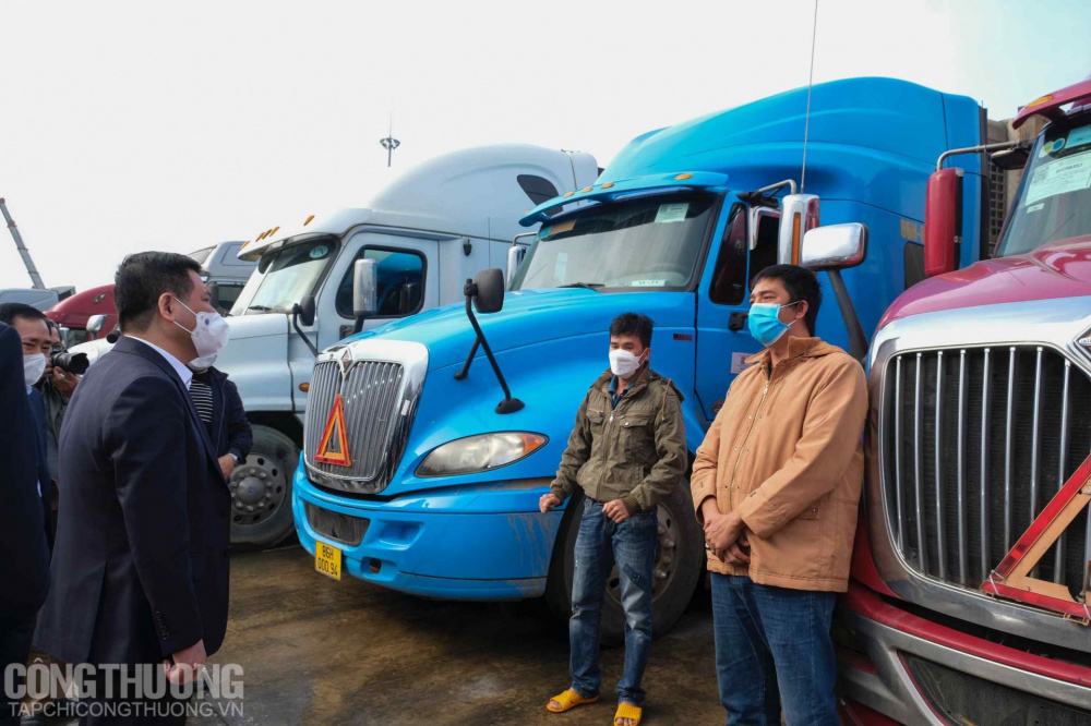 Bộ trưởng Nguyễn Hồng Diên thay mặt đoàn công tác tặng quà cho lái xe và lực lượng hải quan, biên phòng tại cửa khẩu