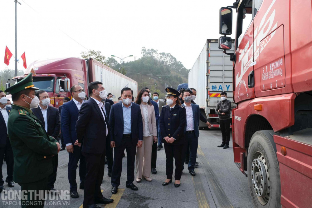 Đoàn công tác ghi nhận tình trạng thông quan đã có chuyển biến tích cực tại chốt kiểm tra xuất Cwin com sòng bạc trực tuyến Cwin Đăng Ký + 1888k cửa khẩu Hữu Nghị