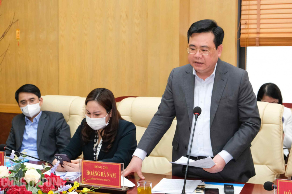 Ông Hoàng Bá Nam - Tỉnh ủy viên, Bí thư Thành ủy Móng Cái báo cáo đoàn công tác