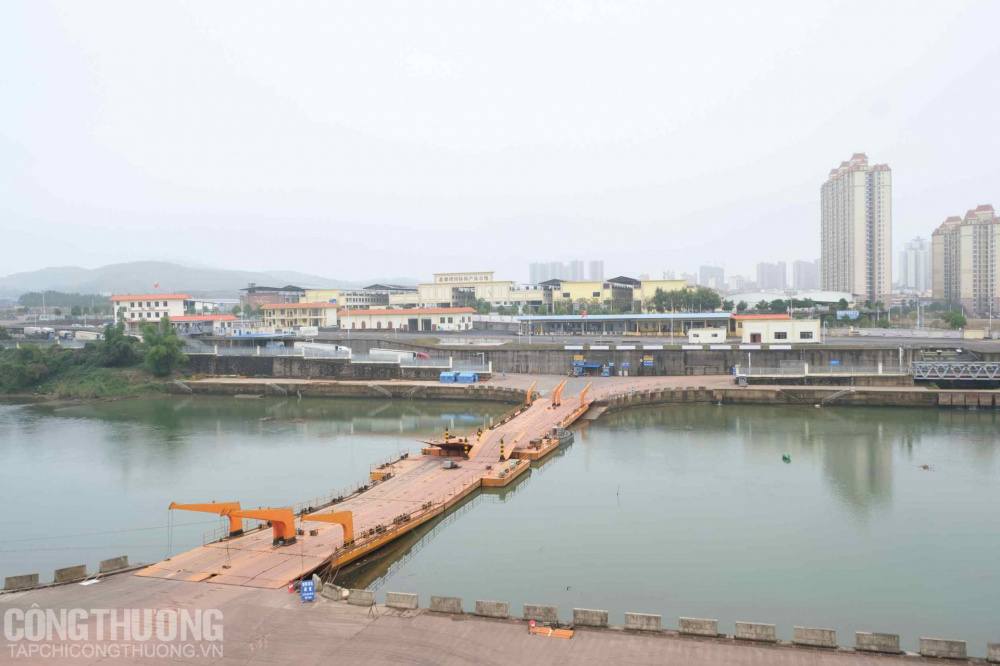 Năm 2022 (từ ngày 10/01/2022 đến nay), hoạt động xuất Cwin com sòng bạc trực tuyến đã dừng 3 lần tại Lối mở cầu phao Km3+4 do phía Trung Quốc phát hiện hàng Cwin com sòng bạc trực tuyến của Việt Nam có mẫu nghi ngờ dương tính với SARS-CoV-2