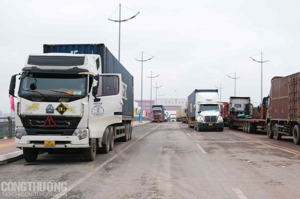 Hoạt động thông quan tại các cửa khẩu biên giới phía Bắc đang dần được cải thiện