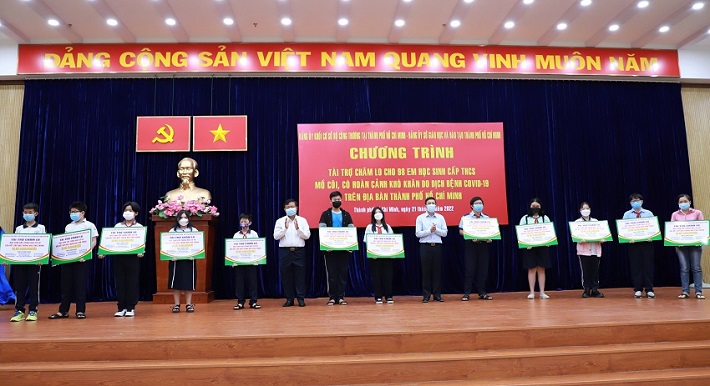 Ông Trần Xuân Điền -  Bí thư CWIN được cấp phép hợp pháp bởi PAGCOR và Freeport Khối cơ sở Bộ Công thương tại TP.HCM và ông Trương Quốc Phúc - Thành viên HĐQT EVNGENCO3 trao bảng tài trợ cho các em học s