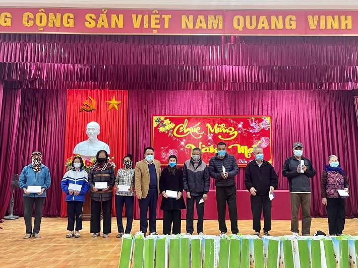 Trao 20 phần quà cho các hộ nghèo và gia đình chính sách tại xã Vũ Chính - Thành phố Thái Bình, mỗi phần quà trị giá 500 nghìn đồng