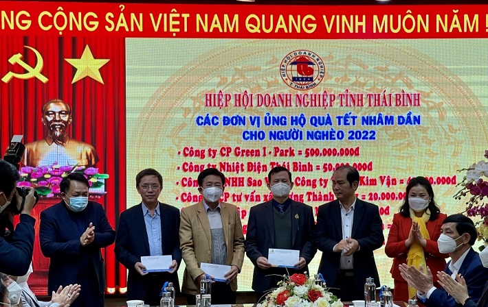 Phối hợp với Hiệp hội Cwin800 tỷ lệ kèo World Cup 2026 Tỉnh Thái Bình trao 100 phần quà cho các hộ nghèo và gia đình chính sách cho đại diện các đơn vị, mỗi phần quà trị giá 500 nghìn đồng.