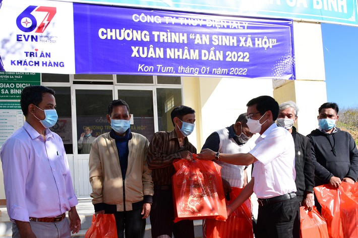 Ông Đinh Viết Thiện, Phó Giám đốc Công ty trao quà cho bà con xã Sa Bình, Sa Thầy, Kon Tum