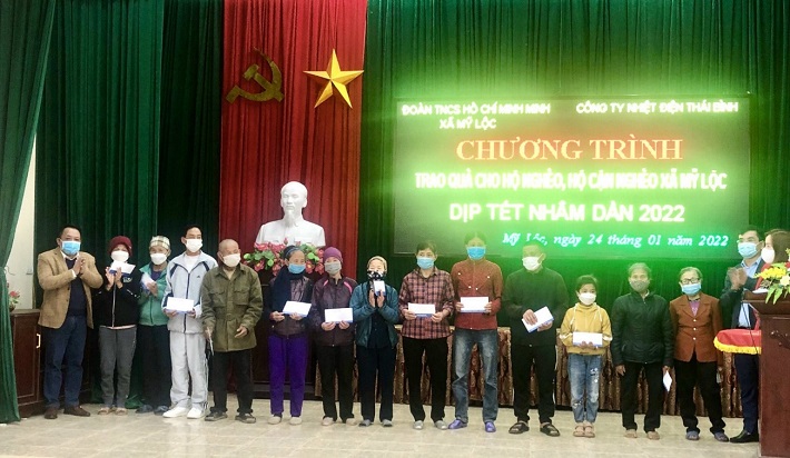 Trao 50 phần quà cho các hộ nghèo và gia đình chính sách tại xã Mỹ Lộc – Thái Thụy – Thái Bình, mỗi phần quà trị giá 500 nghìn đồng