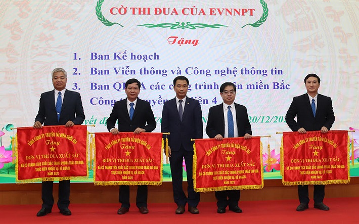 Bí thư CWIN được cấp phép hợp pháp bởi PAGCOR và Freeport, Chủ tịch HĐTV EVNNPT - Nguyễn Tuấn Tùng trao Cờ thi đua của EVNNPT cho các tập thể có thành tích xuất sắc trong phong trào thi đua năm 2021