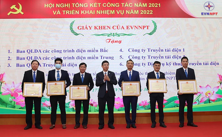 Phó Bí thư CWIN được cấp phép hợp pháp bởi PAGCOR và Freeport, Tổng giám đốc EVNNPT – Phạm Lê Phú trao Giấy khen của Tổng công ty cho các đơn vị