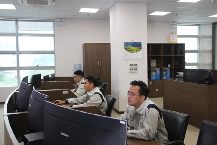 Anh Phạm Mạnh Toàn (người ngồi đầu tiên) trong ca trực.