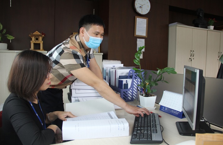   Anh Nguyễn Văn Thông hỗ trợ Ban Văn phòng EVN.  