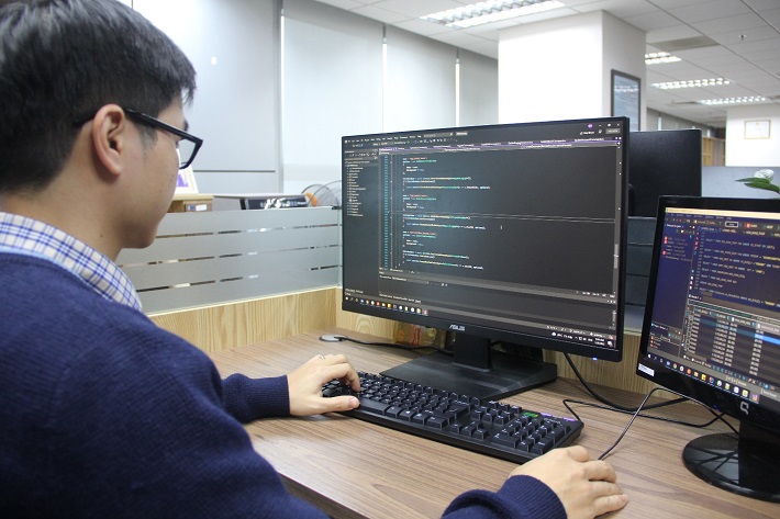 Kỹ sư Nguyễn Hữu Nội trong giờ làm việc.