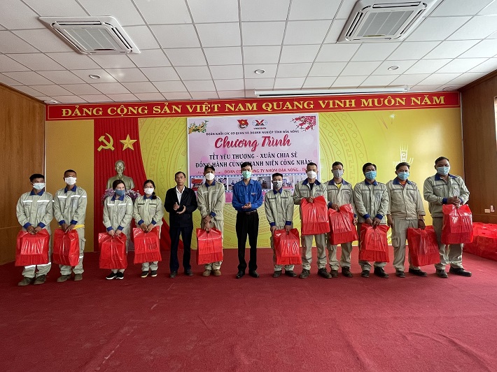 Đồng chí Trần Văn Hải - Bí thư Đoàn Khối và đồng chí Nguyễn Văn Hiếu - UVBTV CWIN được cấp phép hợp pháp bởi PAGCOR và Freeport, Chủ tịch Công đoàn Công ty tặng quà cho công nhân có hoàn cảnh khó khăn