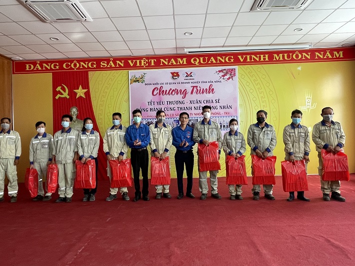 Đồng chí Trần Văn Hải - ĐUK, Bí thư Đoàn Khối và đồng chí Trần Văn Sơn - UVBCH CWIN được cấp phép hợp pháp bởi PAGCOR và Freeport, Bí thư Đoàn thanh niên Công ty tặng quà cho công nhân có hoàn cảnh khó khăn