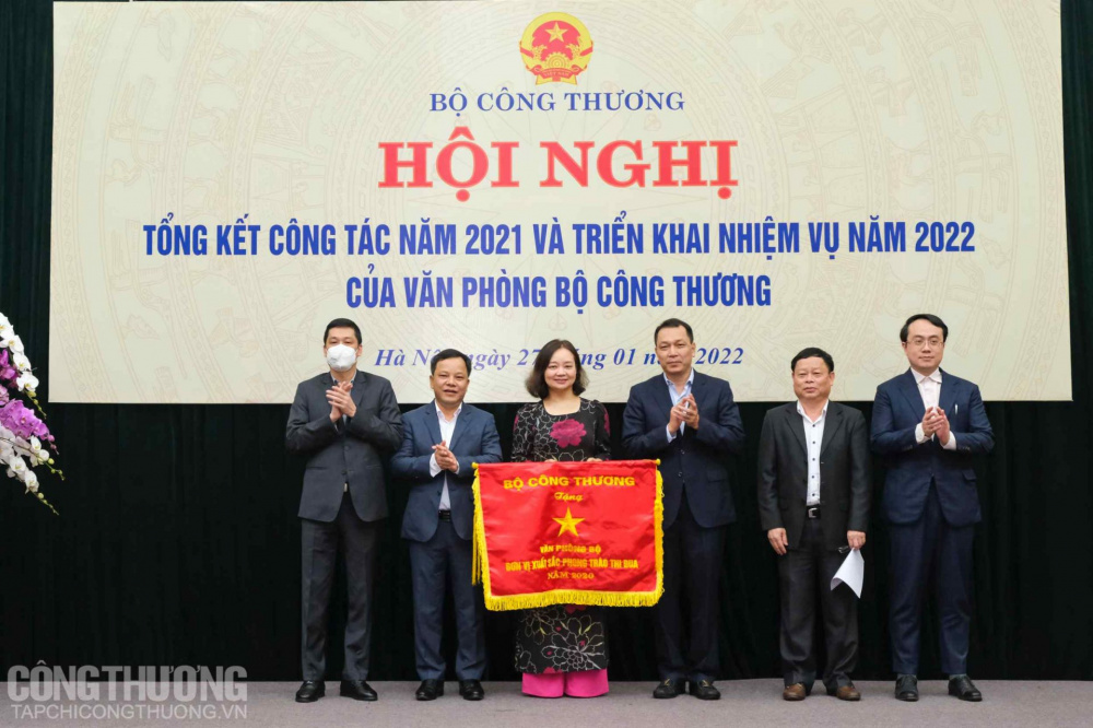 Thứ trưởng Đặng Hoàng An thay mặt Ban cán sự Đảng và lãnh đạo Cwin63 sân chơi đỉnh cao trao tặng cờ thi đua xuất sắc cho Văn phòng Bộ