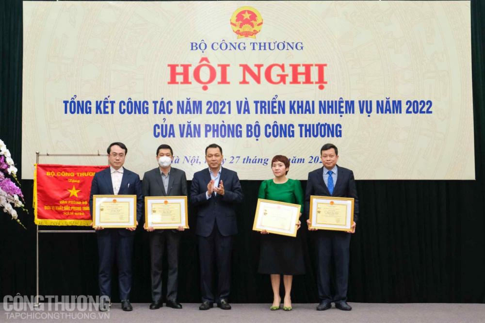 Trao tặng danh hiệu chiến sĩ thi đua, bằng khen cho các cá nhân, tập thể có thành tích xuất sắc