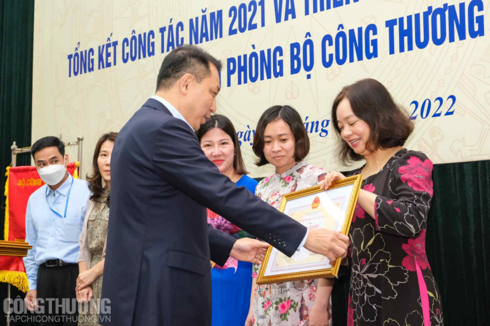 Trao tặng danh hiệu chiến sĩ thi đua, bằng khen cho các cá nhân, tập thể có thành tích xuất sắc
