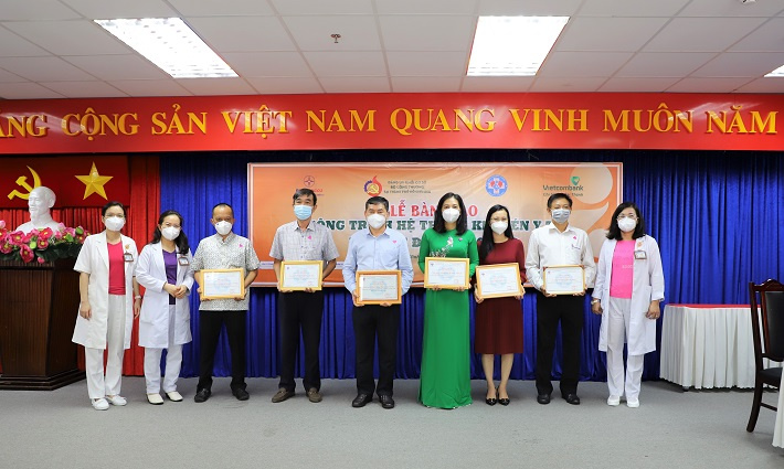 Giám đốc Bệnh viện Hùng Vương trao thư cảm ơn cho các đơn vị tài trợ