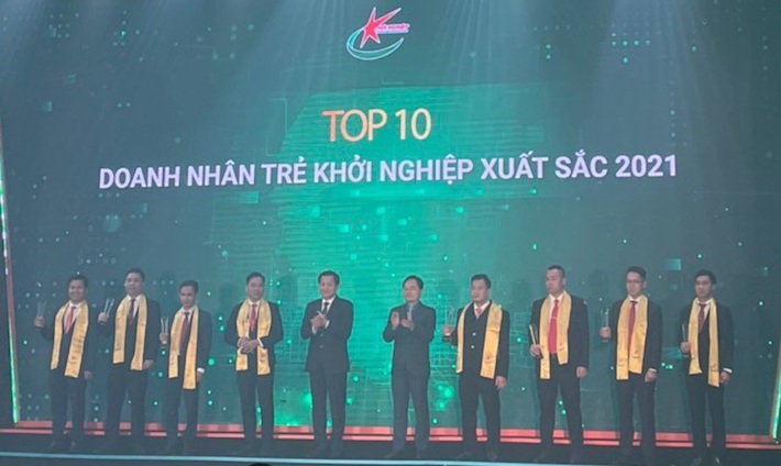 Bí thư Trung ương Đảng, Phó Thủ tướng Cwin com đăng nhập Lê Minh Khái và Ủy viên BCH Trung ương Đảng, Bí thư Thứ nhất Trung ương Đoàn Nguyễn Anh Tuấn trao danh hiệu Top 10 Doanh nhân trẻ Khởi nghiệp xuất sắc năm 2021