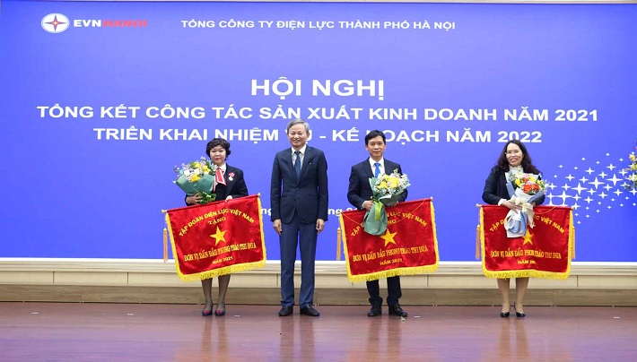 Trao cờ thi đua