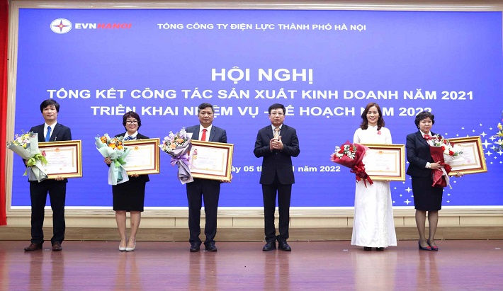 Trao huân chương