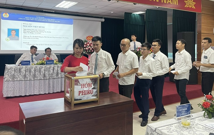 Đại biểu bỏ phiếu bầu cử BCH Công đoàn Khóa II nhiệm kỳ 2022 - 2027