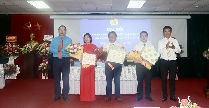 Lãnh đạo Công đoàn ĐLVN, Lãnh đạo Công ty tặng hoa chia tay Đồng chí Chủ tịch Công đoàn Khóa I và 2 đồng chí ủy viên BCH Khóa I không tham gia tái cử BCH Khóa II