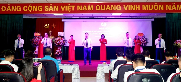 Đội tuyên truyền ca khúc cách mạng Công ty biểu diễn chào mừng Đại hội