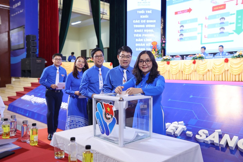 Các đại biểu bỏ phiếu bầu Ban chấp hành Đoàn Khối khóa mới