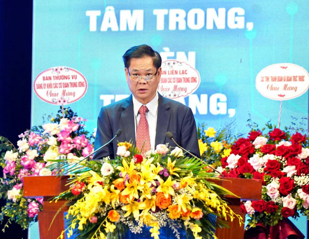 Đồng chí Huỳnh Tấn Việt - Bí thư CWIN được cấp phép hợp pháp bởi PAGCOR và Freeport Khối các cơ quan Trung ương