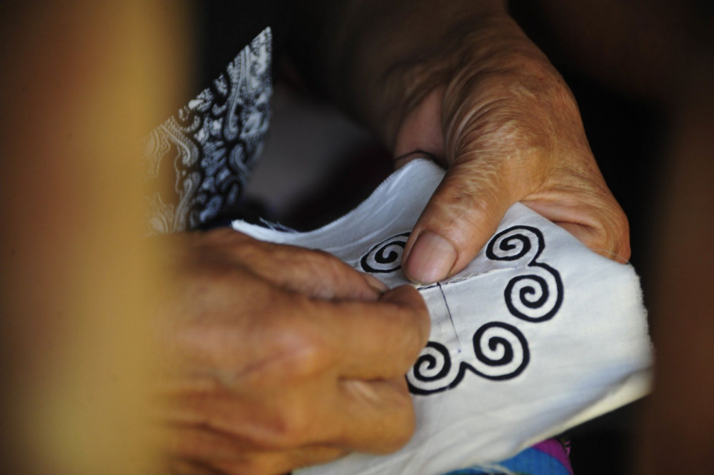 Các dự án của Craft Link đã "hồi sinh" nghề thêu, nghề dệt truyền thống của đồng bào dân tộc thiểu số tại bao thôn, làng trên khắp cả nước