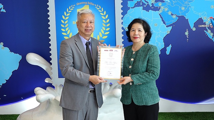 Đại diện Ban tổ chức chương trình trao giải thưởng Doanh nhân Xuất sắc 2022 cho Bà Mai Kiều Liên.