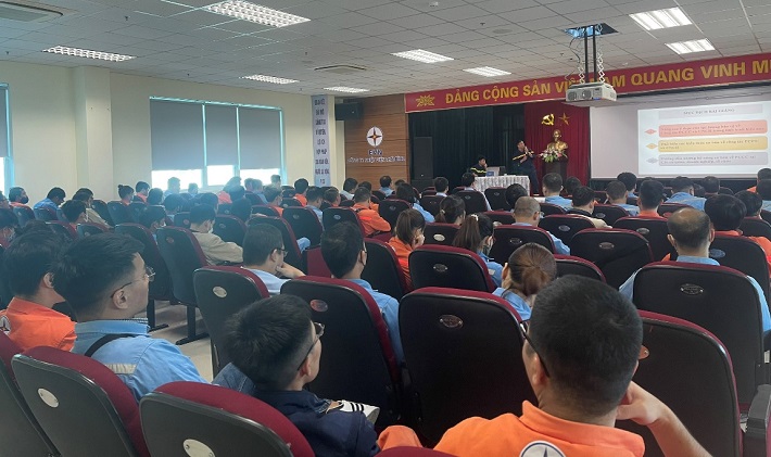 Giảng viên Phòng cảnh sát PCCC&CHCN Công an tỉnh Thái Bình truyền đạt một số nội dung của công tác PCCC&CHCN