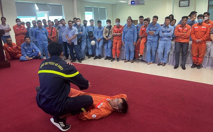 Huấn luyện kỹ năng di chuyển người bị nạn nặng ra khỏi hiện trường