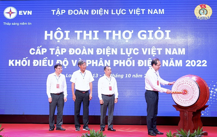 ông Đỗ Đức Hùng – Chủ tịch Công đoàn Điện lực Việt Nam đánh trống khai mạc hội thi.