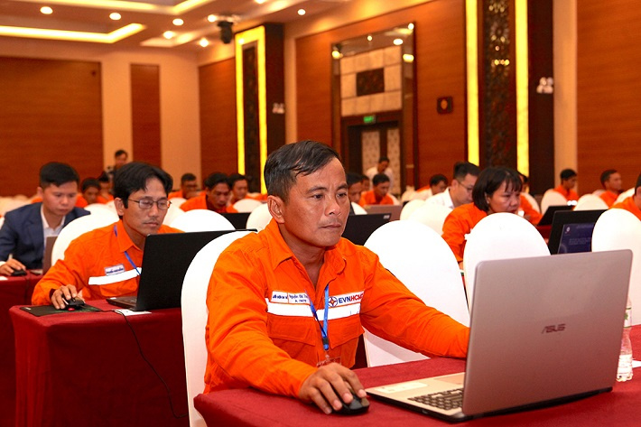 Các thí sinh bước vào phần thi lý thuyết