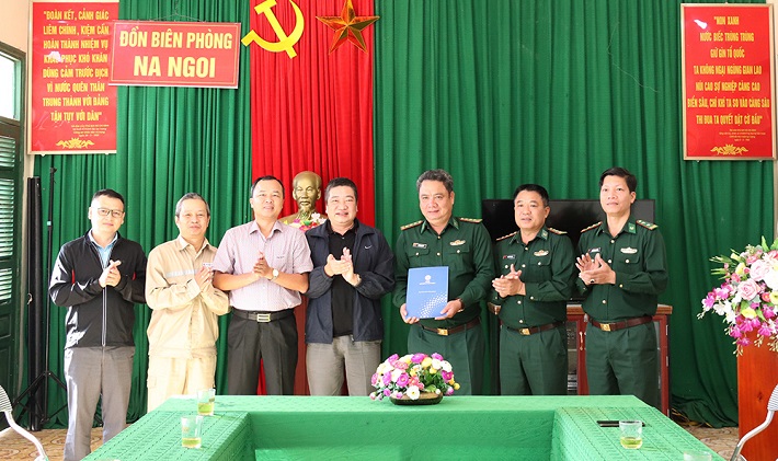 Lãnh đạo Ban QLDA Điện 1 tặng quà chiến sỹ Đồn Biên phòng Na Ngoi