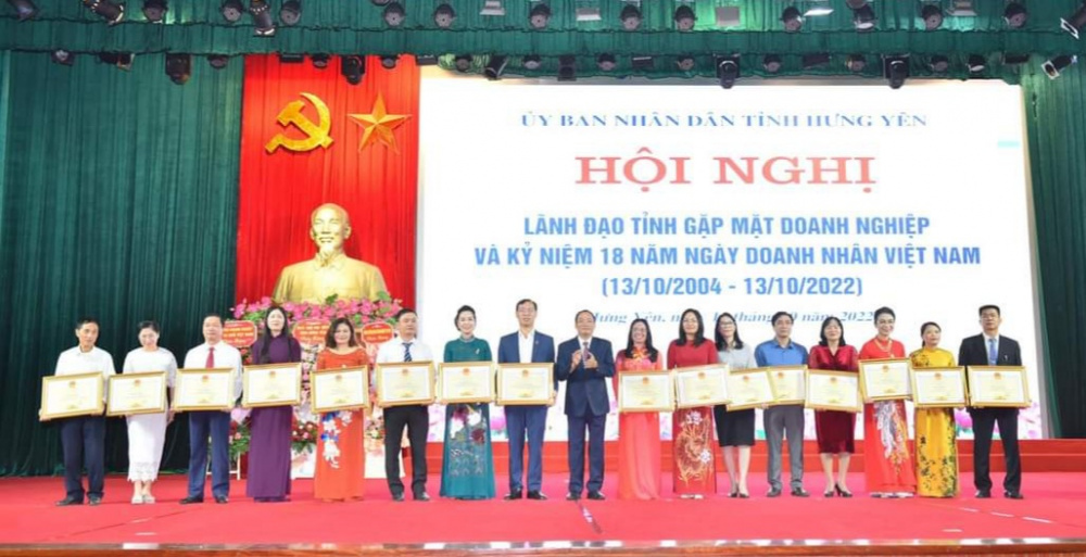 Đồng chí Trịnh Thị Bích Hiền – Phó tổng giám đốc Công ty Cổ phần Tiên Hưng được Chủ tịch UBND tỉnh Hưng Yên tặng Bằng khen.