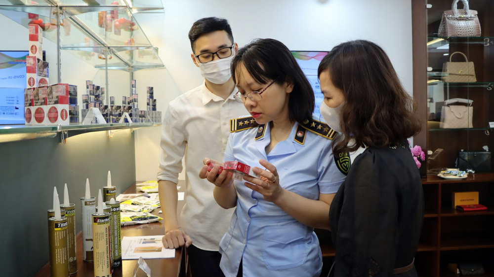 Phòng trưng bày hàng thật hàng giả